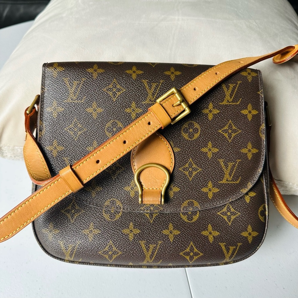 🛑SOLD🛑
Louis Vuitton Saint Cloud GM size Monogram Shoulder/Crossbody Bag